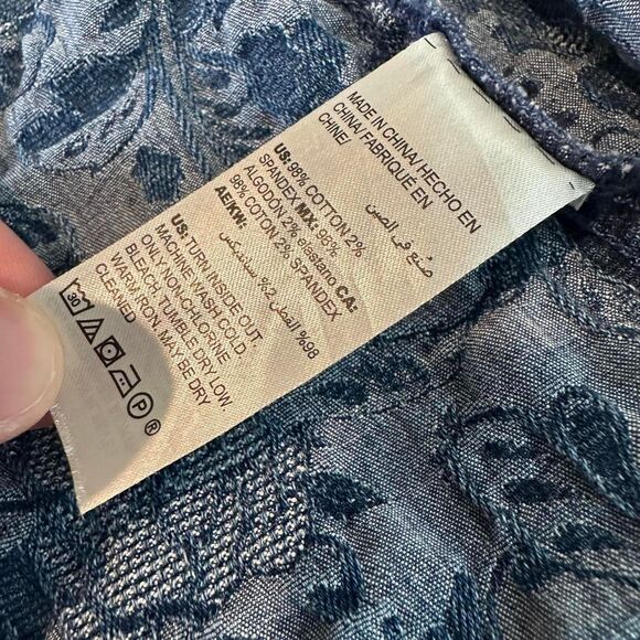 'Chico's' Button up Blue & white floral paisley-like button-up shirt - Picture 4 of 7
